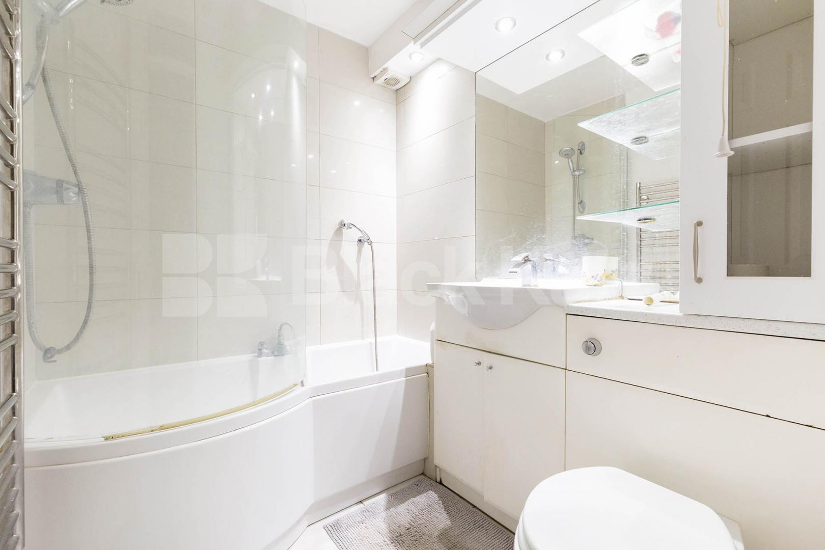 Located within walking distance to Muswell Hill Golf Club and its green spaces Cambridge Gardens, Muswell Hill 